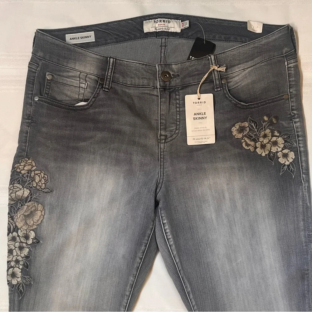 💥SALE💥 $32 Torrid Ankle Skinny Gray Floral Embroidered Jeans NWT Sz 16R - Picture 4 of 16